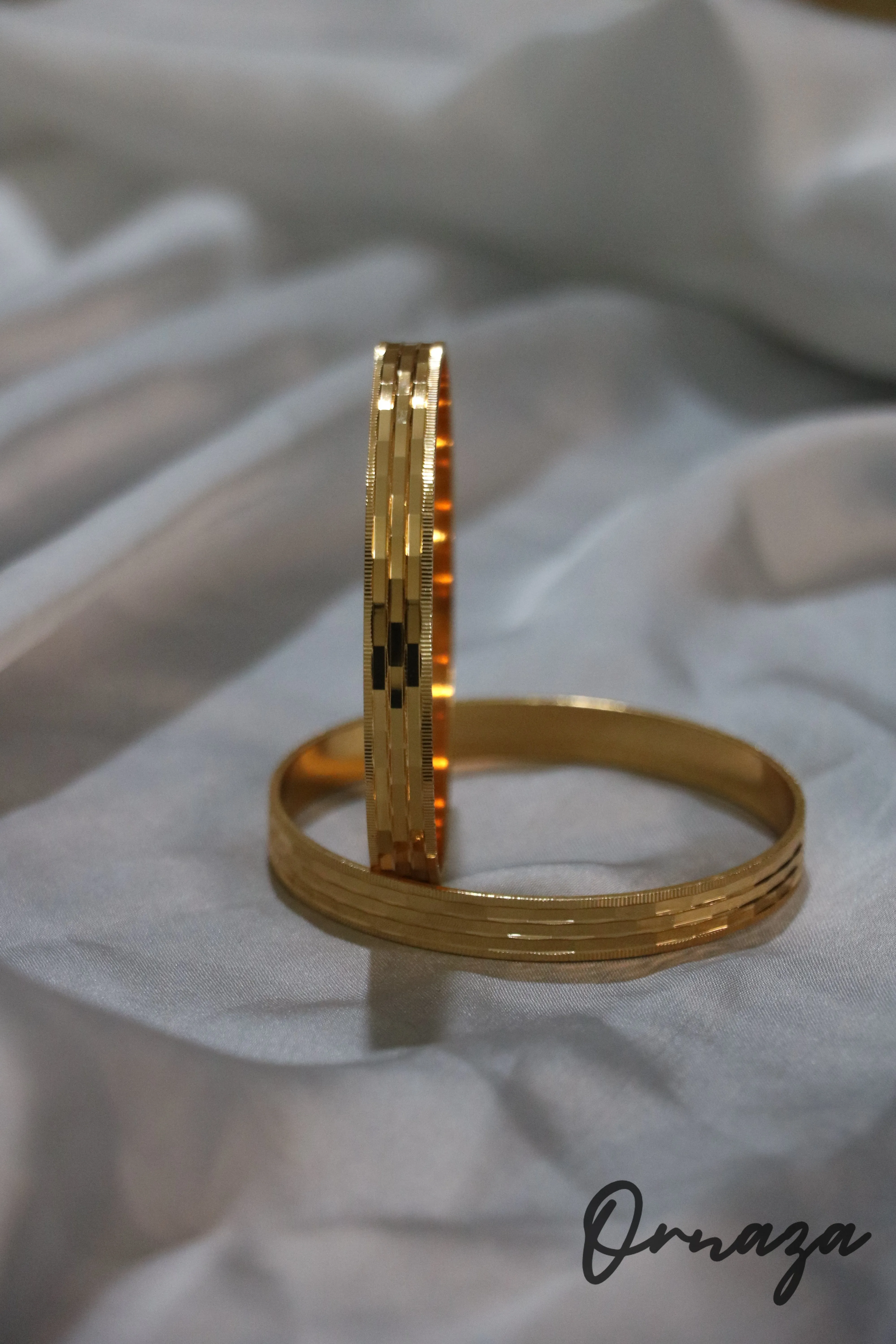 2 PCS Golden Linear Pattern Bangles – Timeless Elegance for Every Occasion