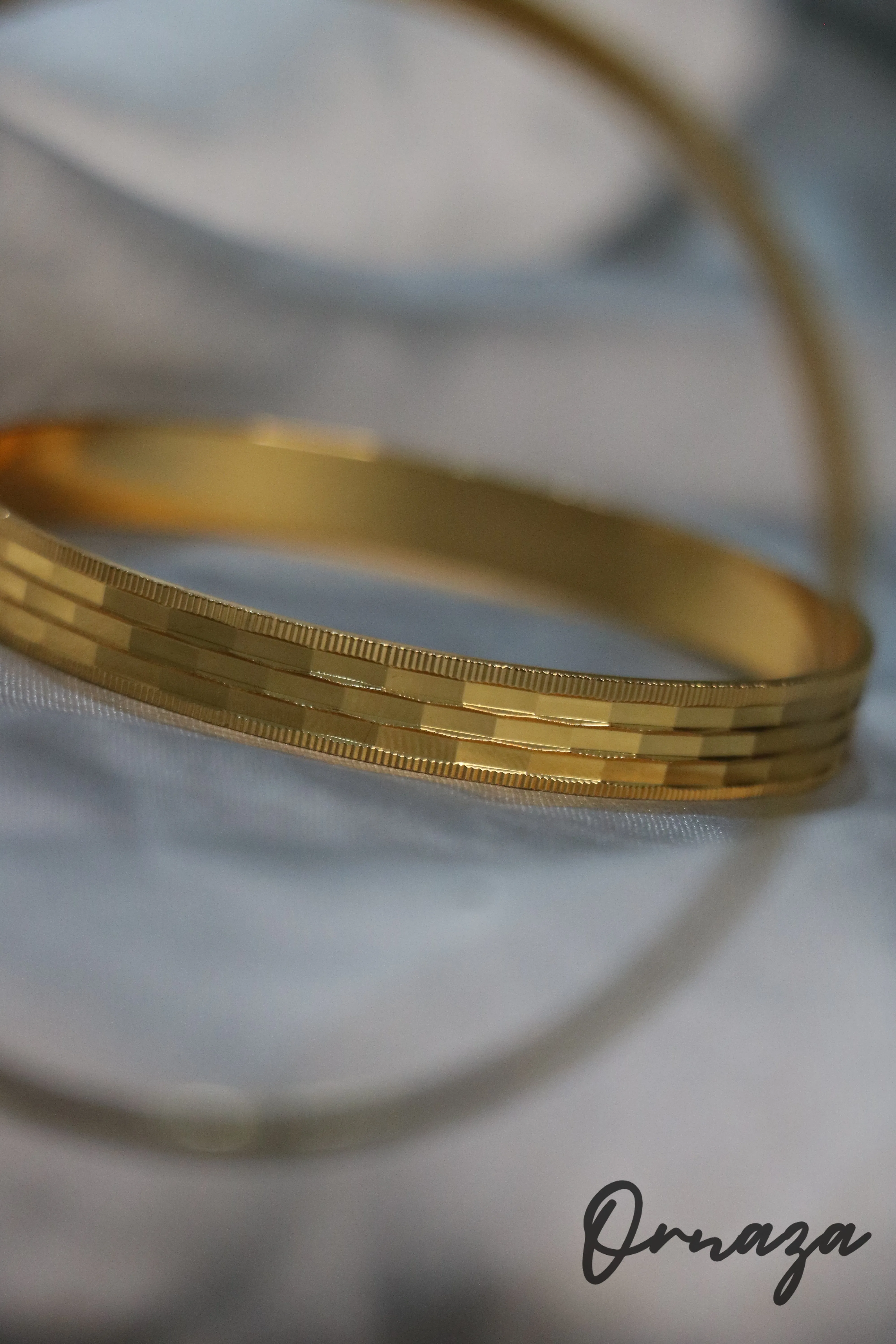 2 PCS Golden Linear Pattern Bangles – Timeless Elegance for Every Occasion