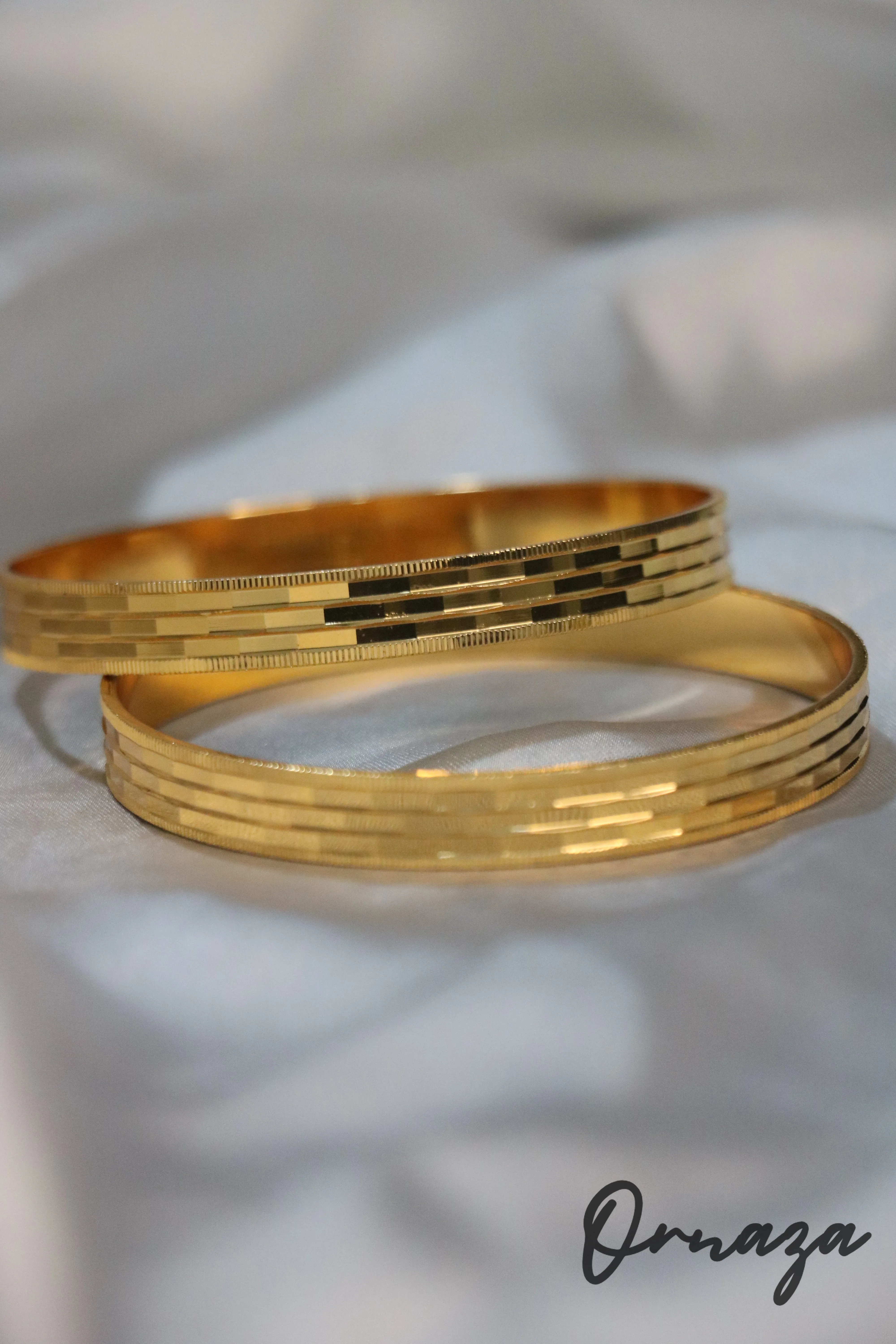 2 PCS Golden Linear Pattern Bangles – Timeless Elegance for Every Occasion