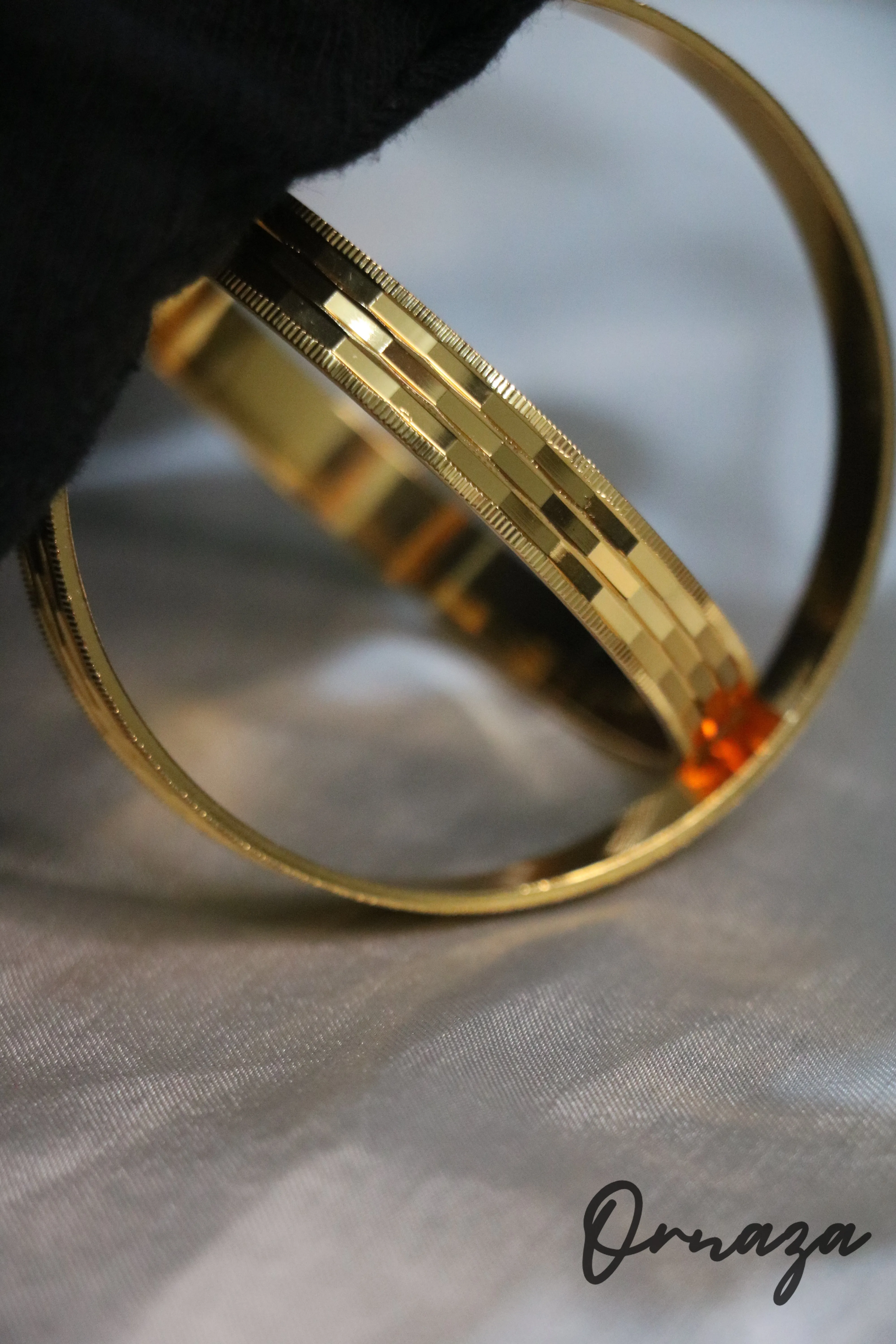 2 PCS Golden Linear Pattern Bangles – Timeless Elegance for Every Occasion