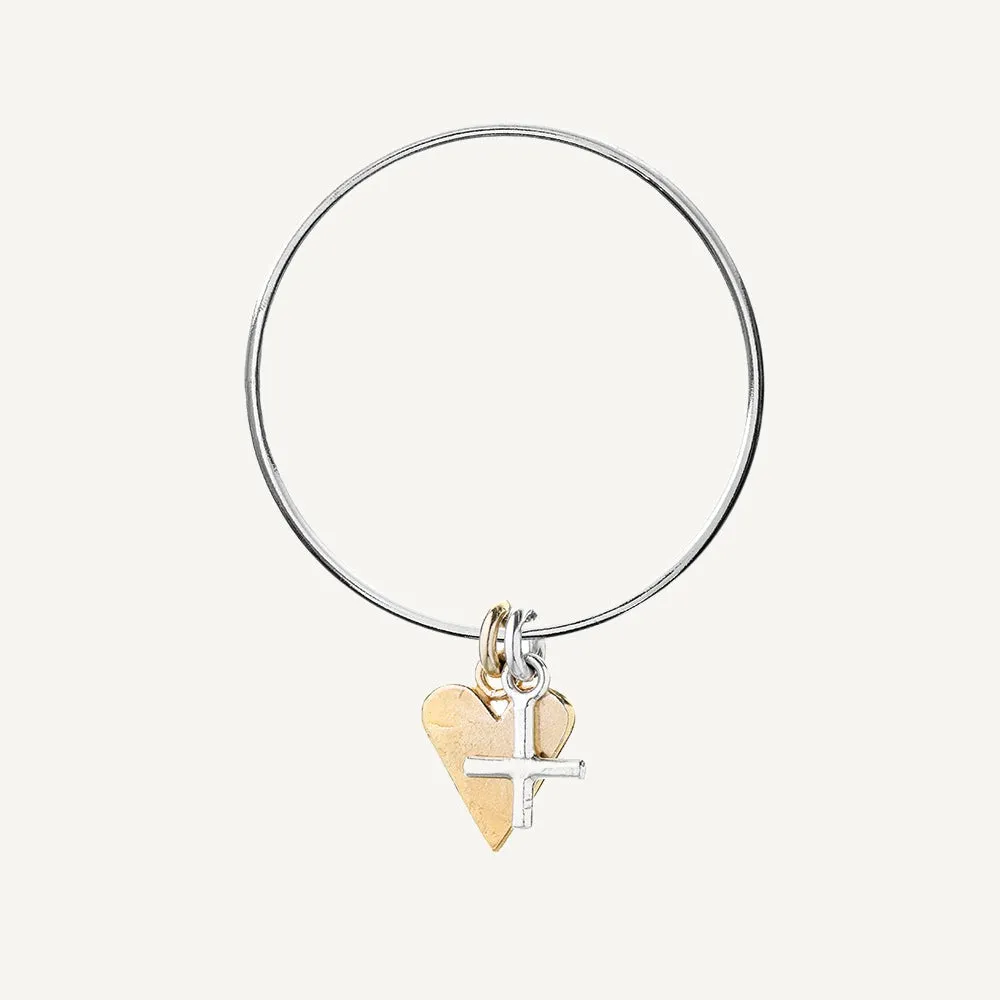 2.5mm Gold Heart & Kiss Charm Classic Bangle