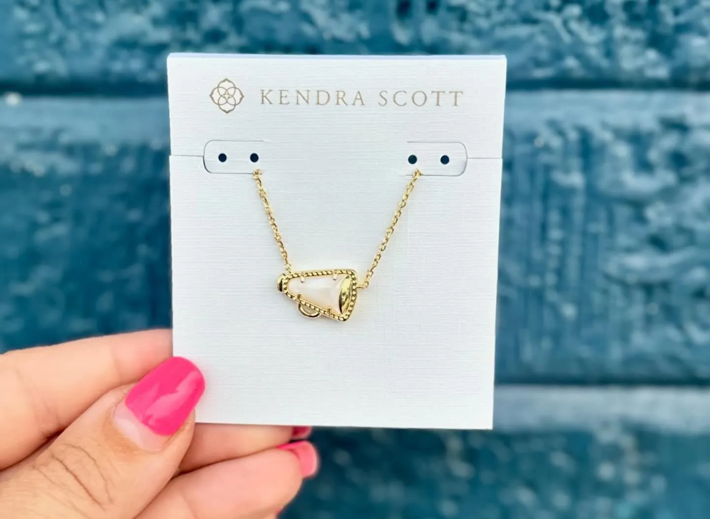 Cheer Gold Short Pendant Necklace in White Mother-of-Pearl