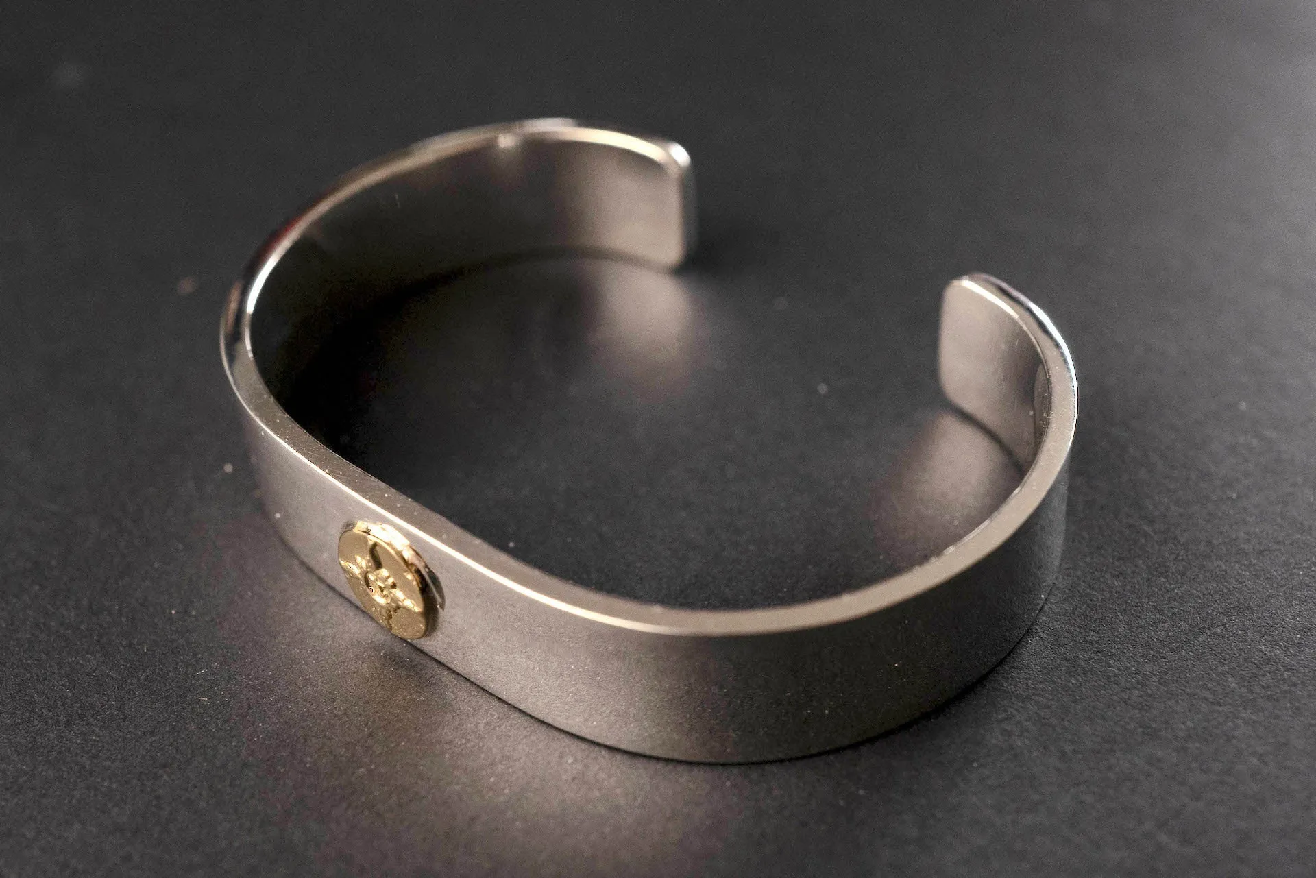 First Arrow's 12mm 'Classic' Bangle With 18K Sunburst Emblem (BR-001)