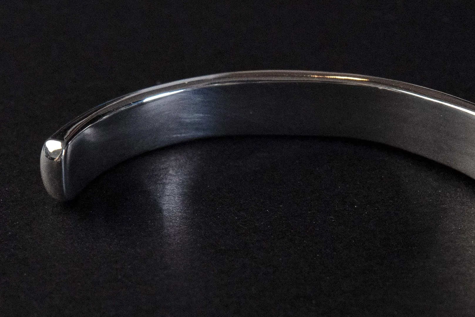 First Arrow's 18K "Sunburst" New Standard Oval Bangle (BR-210)