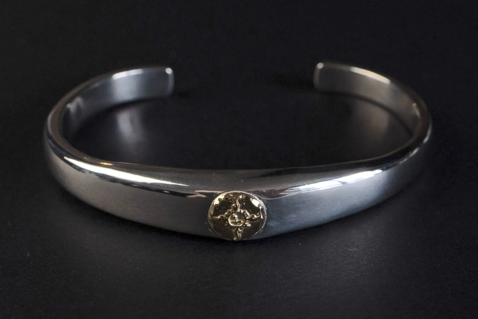 First Arrow's 18K "Sunburst" New Standard Oval Bangle (BR-210)