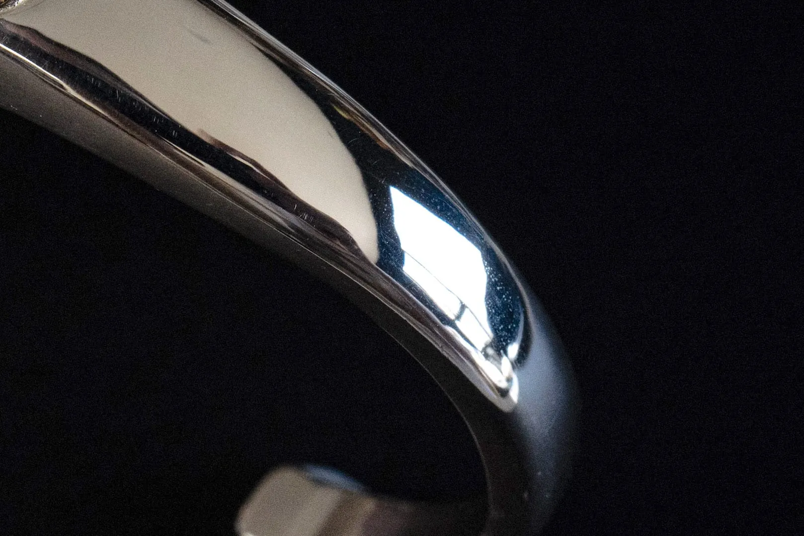 First Arrow's 18K "Sunburst" New Standard Oval Bangle (BR-210)