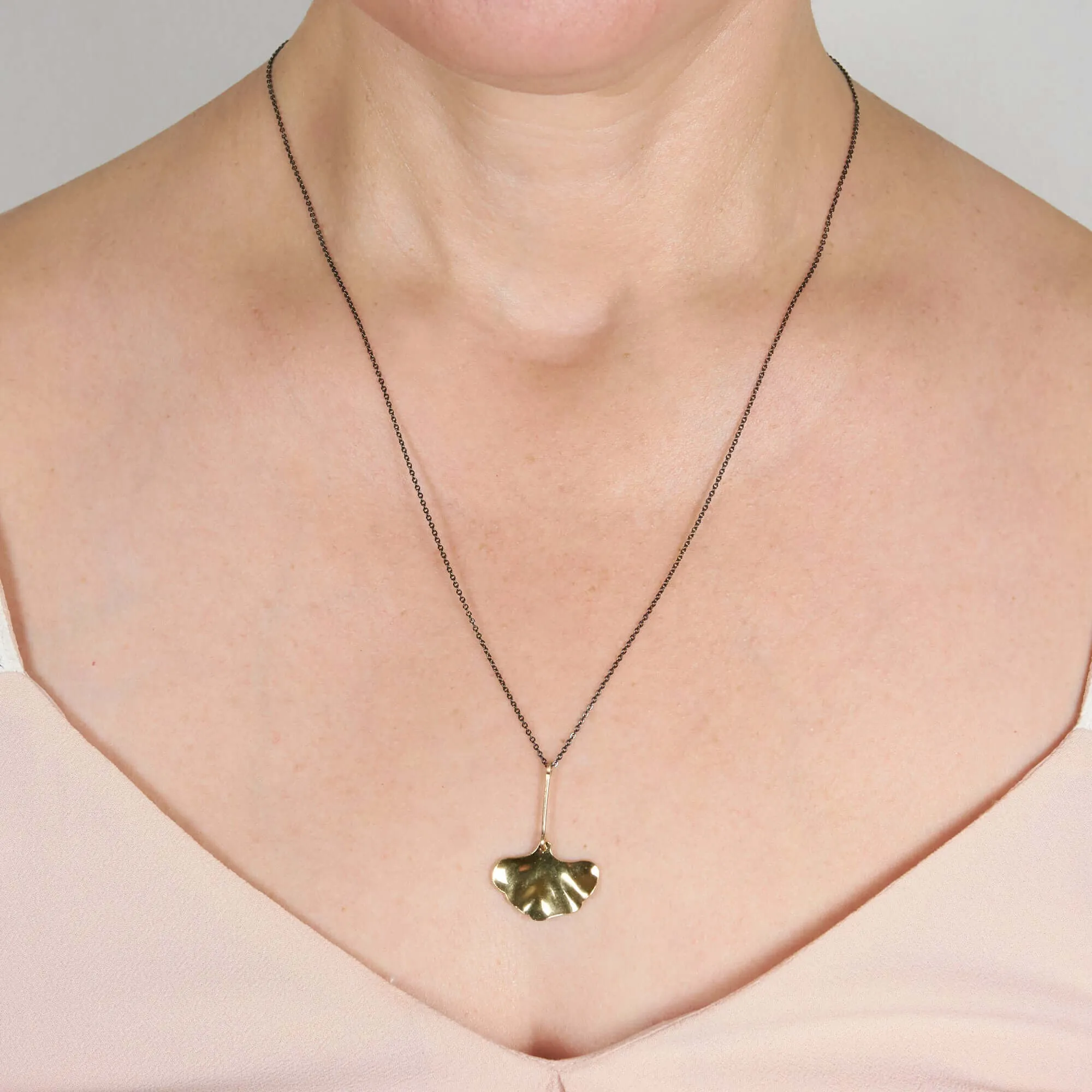 KRISTY LEAF PENDANT NECKLACE