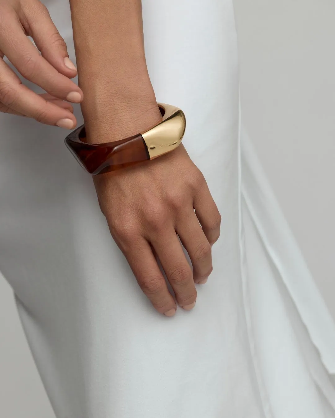 LOUVRE BANGLE BROWN