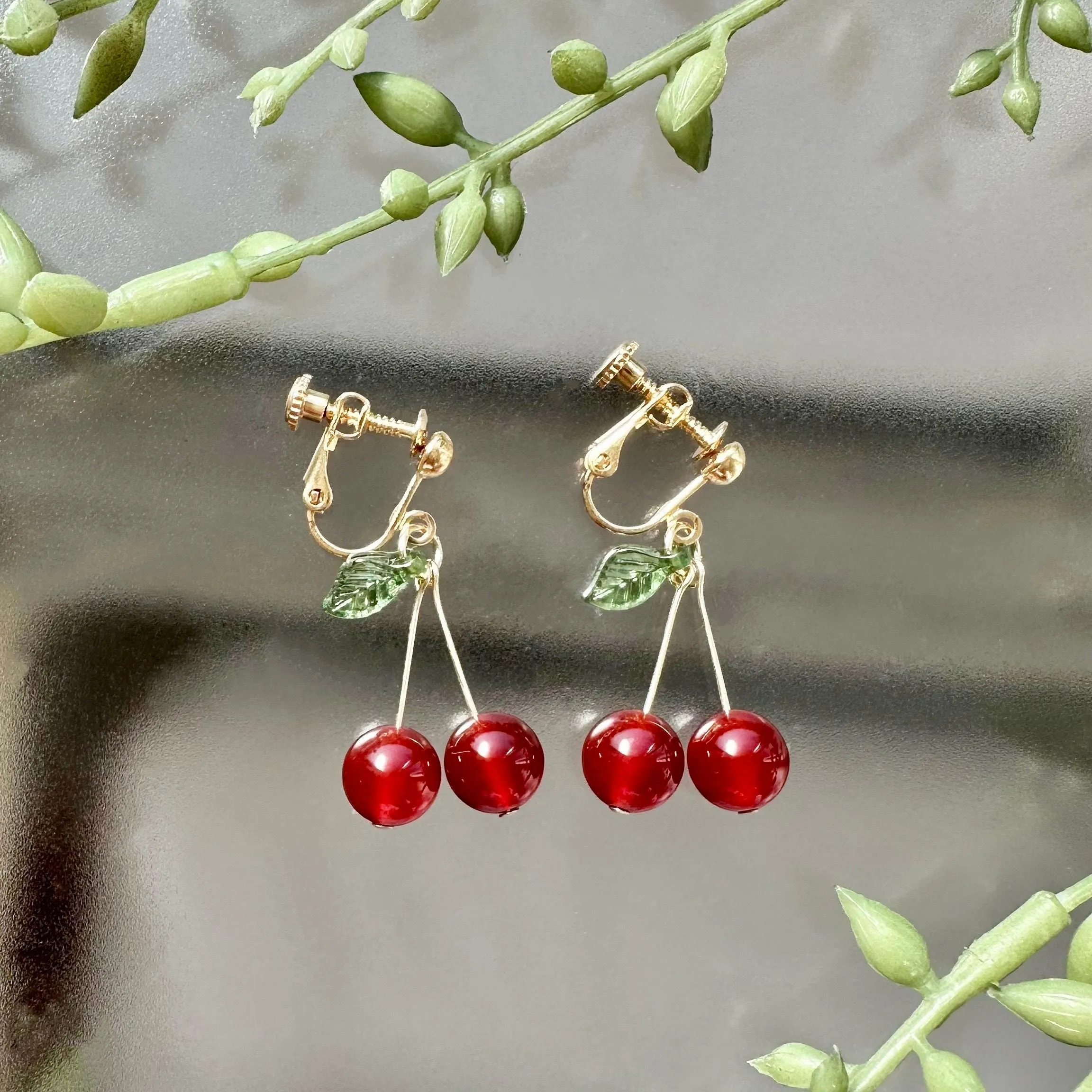 Natural Stone Cherry Pierced earrings and Clip-on earrings