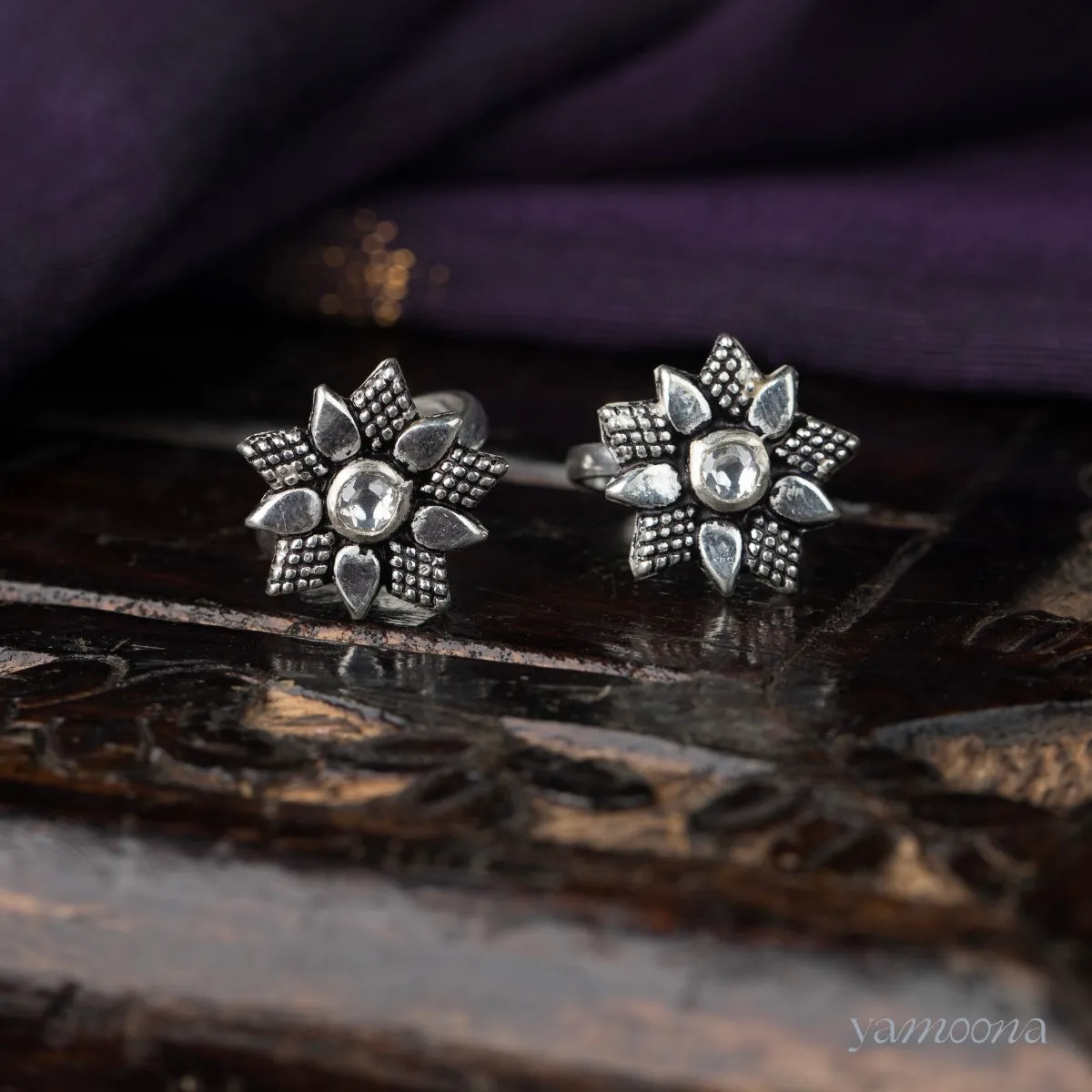 Niovi Geometric Phool Silver Toe Rings